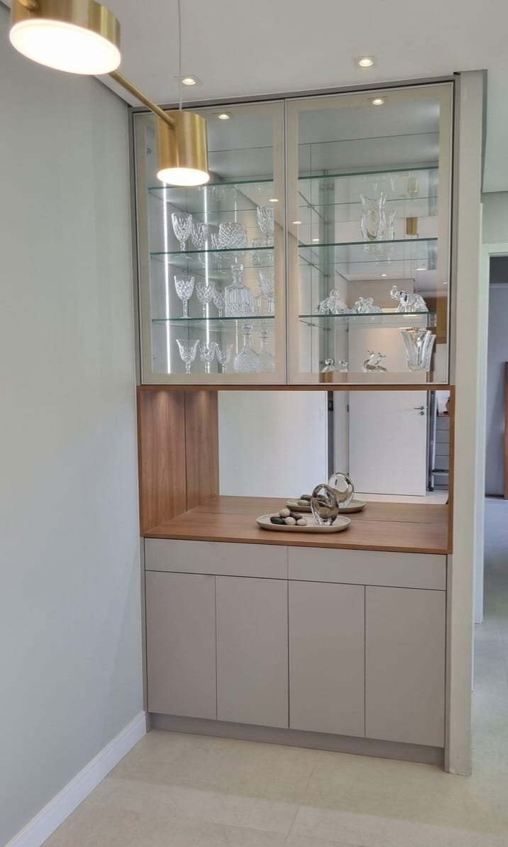 Cristaleira Novais com portas de vidro, espelho e prateleiras iluminadas